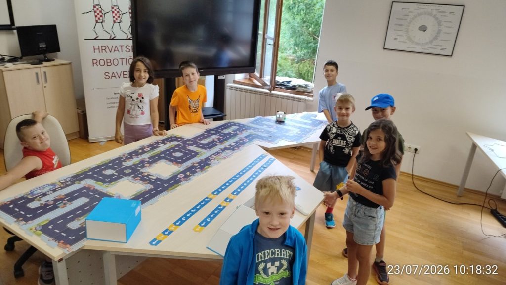 Održana ljetna radionica „Upoznaj programiranje s robotom mišem“